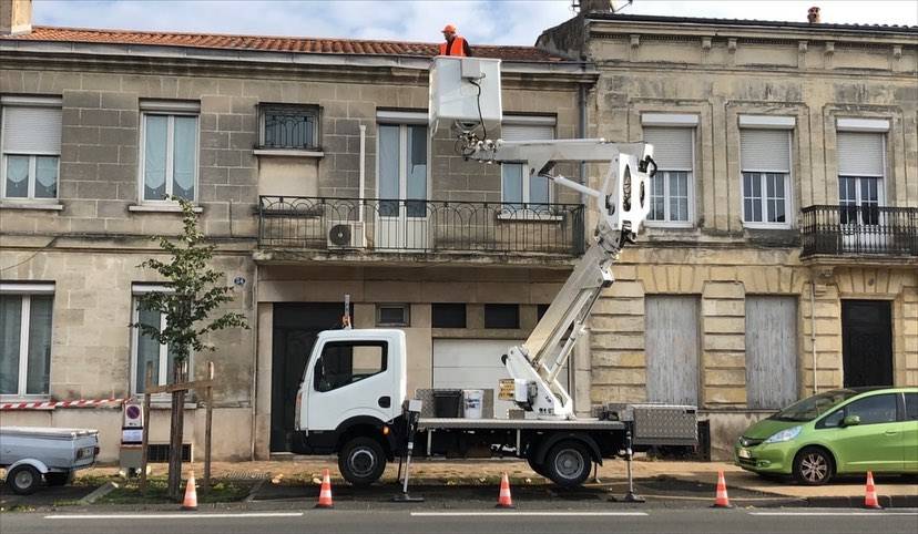 Camion nacelle ART Roland Rénovation – Travaux en hauteur à Mérignac