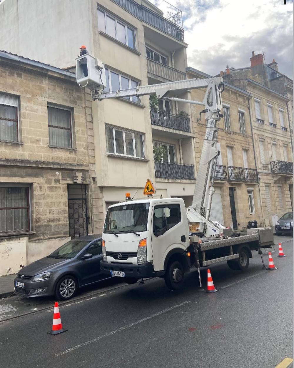 Intervention sécurisée avec camion nacelle ART Roland Rénovation à Bordeaux